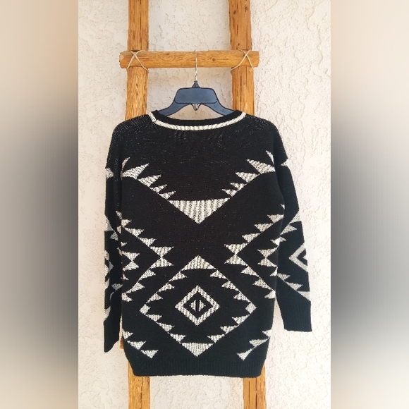 LULUMARI WOMEN'S MEDIUM SWEATER - Picture 3 of 4